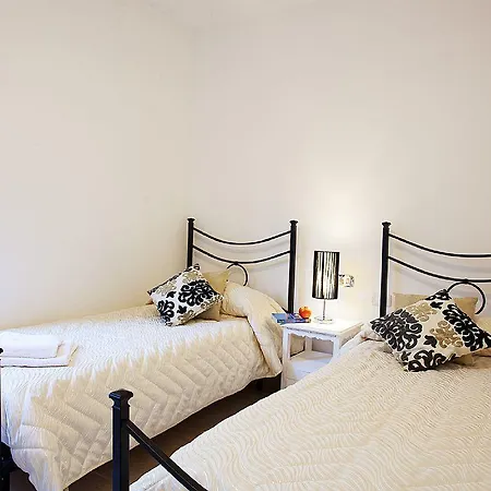 Bella Vista In With Pool Sleeps 6- By Italian